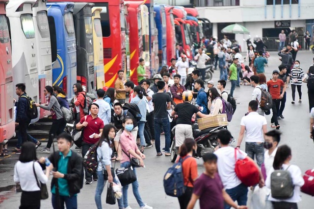 Bến xe chật kín người rời Hà Nội về quê nghỉ lễ - 10
Nhiều người đang chờ đợi, tìm xe để nhanh chóng về quê trước khi trời tối.