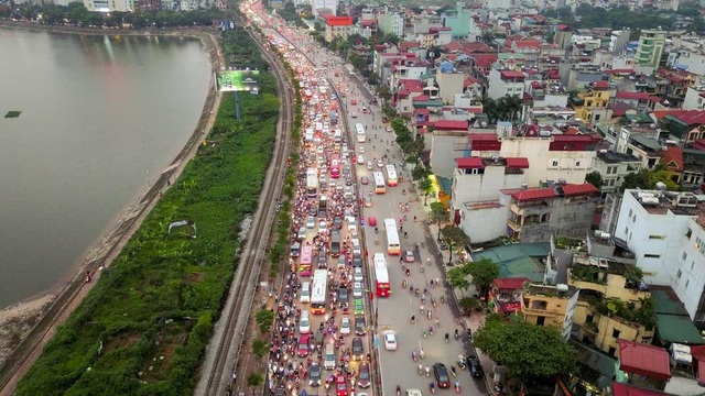 Bến xe chật kín người rời Hà Nội về quê nghỉ lễ - 13
Đường Giải Phóng ùn tắc ở chiều ra khỏi thành phố.