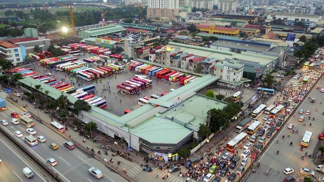 Bến xe chật kín người rời Hà Nội về quê nghỉ lễ - 9
Bến Nước Ngâm lúc 17h30.
