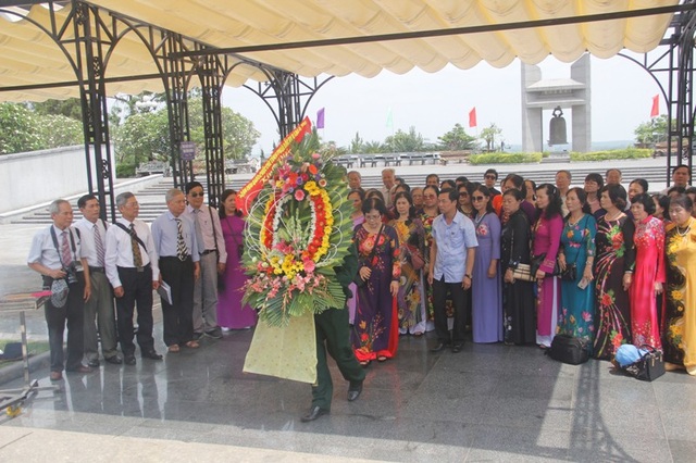 Cựu nhà giáo đi B kể chuyện đào hầm, dựng lán dạy học - 1 Các cựu nhà giáo đặt vòng hoa viếng các liệt sĩ