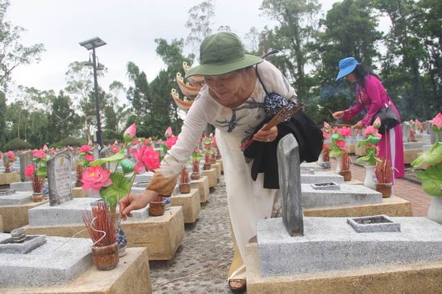 Cựu nhà giáo đi B kể chuyện đào hầm, dựng lán dạy học - 7 Các cựu nhà giáo thắp hương lên phần mộ các liệt sĩ ở nghĩa trang