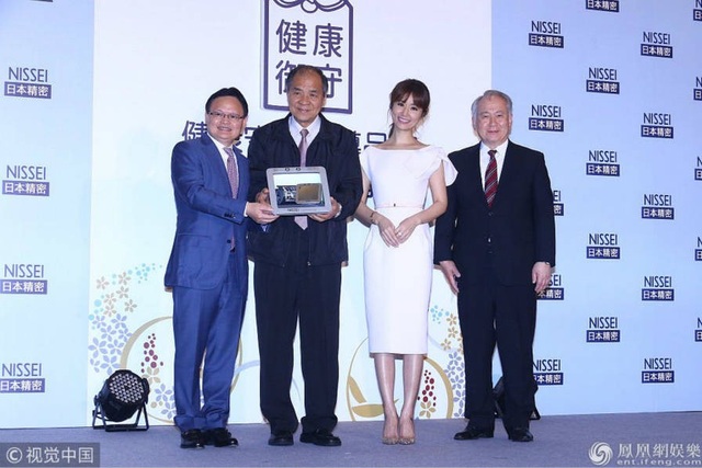 Lâm Tâm Như trẻ trung, rạng ngời với gam màu trắng - 7
Lâm Tâm Như trẻ trung thực sự ở tuổi 43.