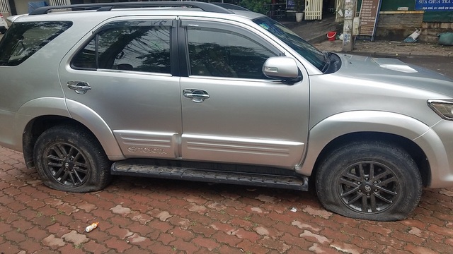Gần 40 ô tô ở khu chung cư Hà Nội bị chọc thủng lốp trong đêm - 9 Gần 40 ô tô ở khu chung cư Hà Nội bị chọc thủng lốp trong đêm - 9