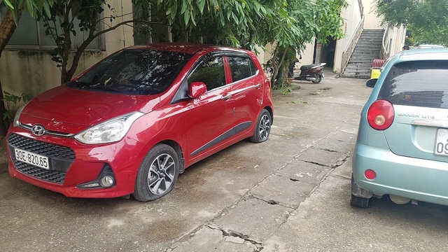 Gần 40 ô tô ở khu chung cư Hà Nội bị chọc thủng lốp trong đêm - 2
Chủ nhân của chiếc xe màu đỏ cho biết, lốp xe bị chọc thủng không thể vá vì vết rách lớn và mỗi lốp bị nhiều vết đâm. Thay mỗi lốp xe mất tới vài triệu đồng, người này cho hay.