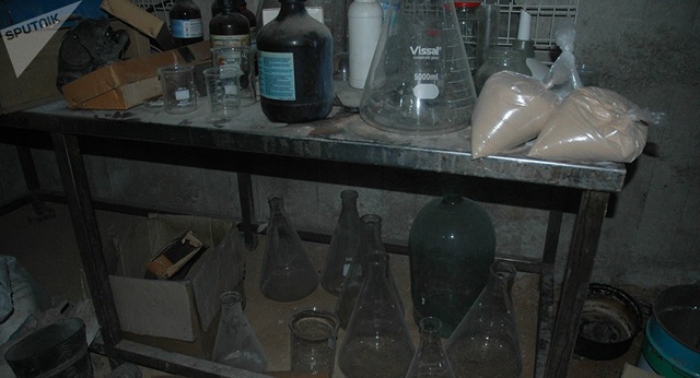 
Bên trong cơ sở điều chế vũ khí hóa học của khủng bố tại Douma (Ảnh: sputnik)
