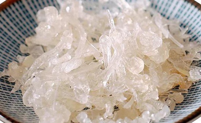 Lùng mua nhựa cây bí ẩn, đồn bổ như yến sào: 10 triệu đồng/kg - 2
Theo người bán thì nhựa cây này có nguồn gốc từ Trung Quốc và khá hiếm nên giá tương đối đắt đỏ