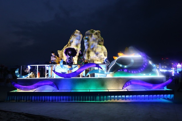 Du khách, người dân Quảng Ninh tưng bừng xuống phố đón lễ diễu hành Carnaval - 2 Du khách, người dân Quảng Ninh tưng bừng xuống phố đón lễ diễu hành Carnaval - 2