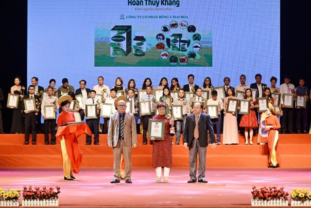 Hoàn Thủy Khang - giúp cải thiện sắc đẹp, sinh lý nữ - 3 Đại diện Công ty Cổ phần Đông y Mai Hoa nhận Huy chương vàng