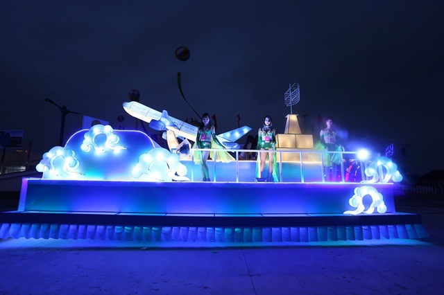 Du khách, người dân Quảng Ninh tưng bừng xuống phố đón lễ diễu hành Carnaval - 3 Du khách, người dân Quảng Ninh tưng bừng xuống phố đón lễ diễu hành Carnaval - 3