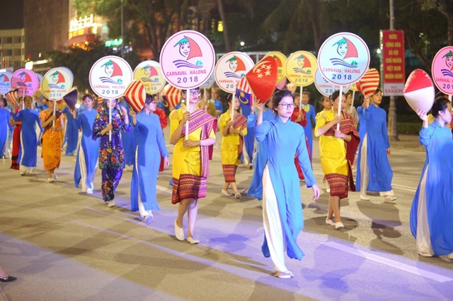 Du khách, người dân Quảng Ninh tưng bừng xuống phố đón lễ diễu hành Carnaval - 4 Du khách, người dân Quảng Ninh tưng bừng xuống phố đón lễ diễu hành Carnaval - 4