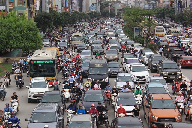 Hà Nội: Tắc kinh hoàng khi người dân đổ về quê nghỉ lễ - 5
Dòng phương tiện nhích từng xentimet trên đường...