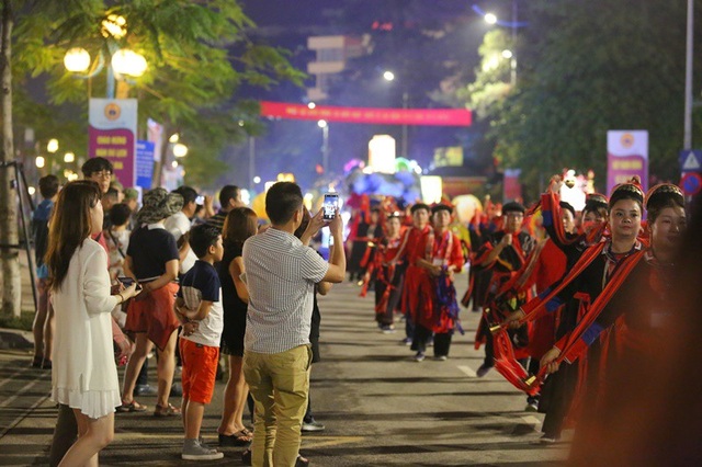 Du khách, người dân Quảng Ninh tưng bừng xuống phố đón lễ diễu hành Carnaval - 6 Du khách, người dân Quảng Ninh tưng bừng xuống phố đón lễ diễu hành Carnaval - 6