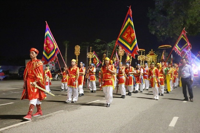 Du khách, người dân Quảng Ninh tưng bừng xuống phố đón lễ diễu hành Carnaval - 7 Du khách, người dân Quảng Ninh tưng bừng xuống phố đón lễ diễu hành Carnaval - 7