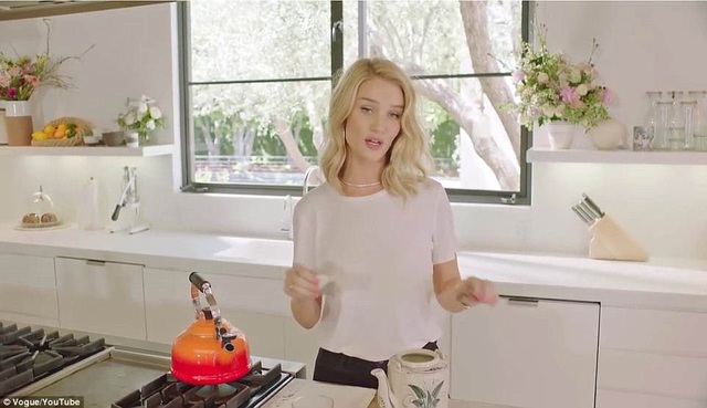 Rosie Huntington-Whiteley lần đầu khoe nhà siêu sang - 7
Rosie Huntington-Whiteley là người Anh nhưng cô hiện sống tại Mỹ