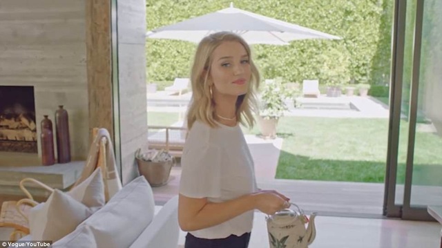 Rosie Huntington-Whiteley lần đầu khoe nhà siêu sang - 9
Hàng ngày cô thức giấc lúc 5-7h sáng và tập thể dục trong vườn nhà
