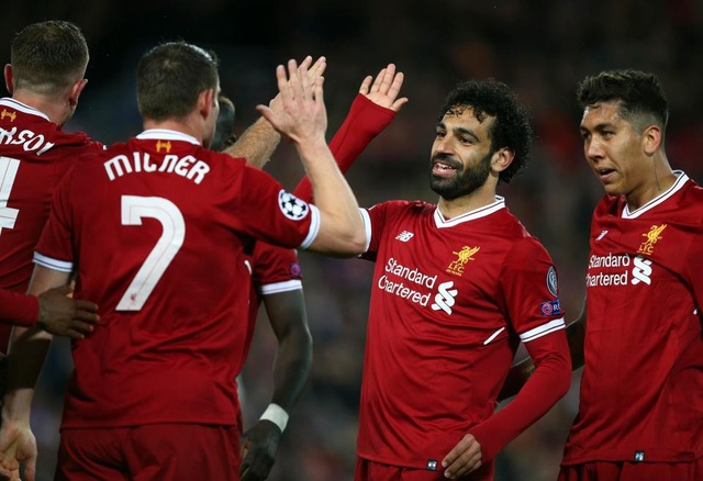 
Salah (thứ hai từ phải sang) đang thi đấu nổi như cồn trong màu áo Liverpool
