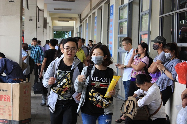 Hà Nội: Tắc kinh hoàng khi người dân đổ về quê nghỉ lễ - 17 Hà Nội: Tắc kinh hoàng khi người dân đổ về quê nghỉ lễ - 17