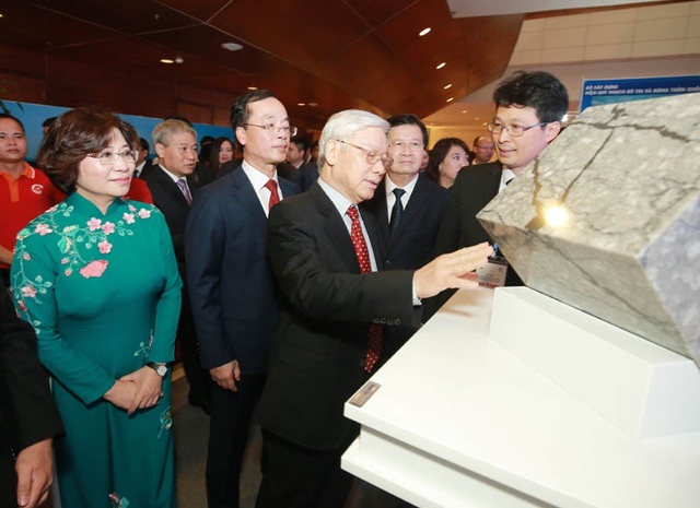 Tổng Bí thư: Không chỉ chú trọng kỹ thuật, quan trọng là lo “việc con người” - 2 Tổng Bí thư bày tỏ sự quan tâm với những sản phẩm mới, kỹ thuật cao, làm nên những thương hiệu nội của Việt Nam