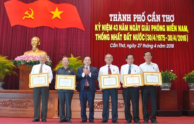 Cần Thơ kỷ niệm 43 năm ngày giải phóng miền Nam, thống nhất đất nước - 1
Ông Trần Quốc Trung - Bí thư Thành ủy Cần Thơ trao huy hiệu 55 tuổi đảng cho các vị lão thành cách mạng