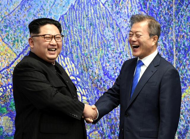 Tổng thống Moon Jae-in bắt tay nhà lãnh đạo Kim Jong-un (Ảnh: Reuters)
