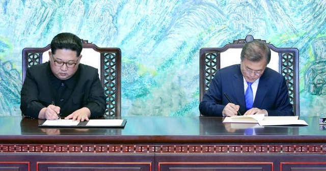 Hai nhà lãnh đạo ký kết các văn kiện trong khuôn khổ hội nghị thượng đỉnh.