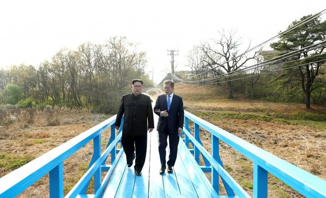Ông Kim Jong-un tản bộ cùng ông Moon Jae-in trên cây cầu tại làng đình chiến Panmunjom.