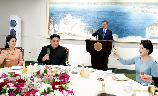 Đệ nhất phu nhân Triều Tiên Ri Sol-ju và nhà lãnh đạo Kim Jong-un nâng ly cùng Tổng thống Moon Jae-in trong bữa tiệc chiêu đãi.