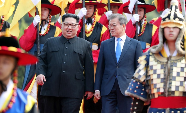 Ông Kim Jong-un hứa không quấy rầy giấc ngủ của Tổng thống Moon bằng tên lửa - 1 Ông Kim Jong-un và ông Moon Jae-in gặp mặt tại khu phi quân sự liên Triều (Ảnh: Reuters)