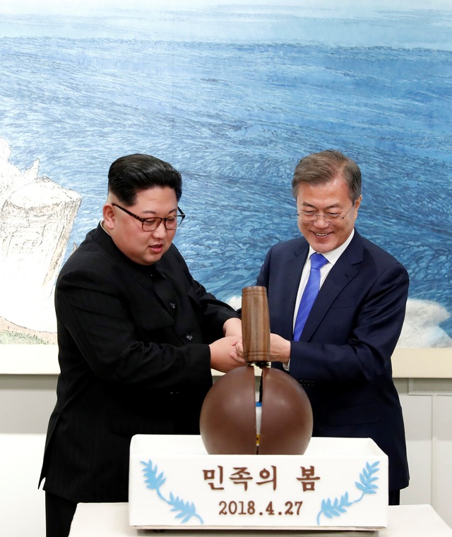 
Hai nhà lãnh đạo Hàn Quốc và Triều Tiên cùng cấm búa đập vỡ vỏ bánh (Ảnh: Reuters)
