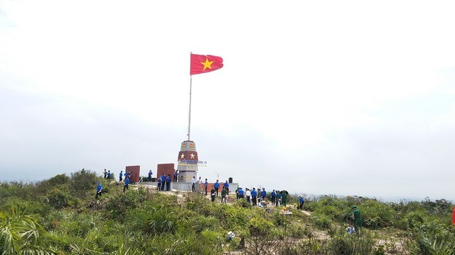 Khánh thành cột cờ Tổ quốc cao hơn 22m trên đảo Hòn La - 2 Công trình Cột cờ đảo Hòn La có chiều cao trên 22,6m, được xây dựng trong khuôn viên gần 164m2 với tổng kinh phí gần 1,2 tỷ đồng