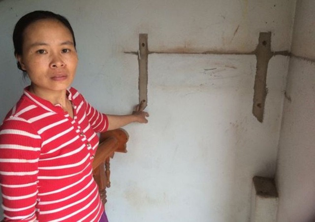 Đôi vợ chồng theo "Hội thánh" phá bàn thờ, đập bát hương của chủ nhà trọ - 3 Bàn thờ, bát hương của gia đình chị Trần Thị Bình bị các đối tượng đập phá, tháo dỡ