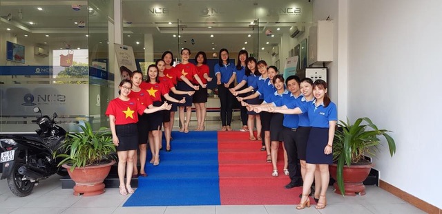 Ngân hàng Quốc Dân "nhuộm xanh" đường phố, chào mừng ngày lễ thống nhất đất nước - 5 Trong những ngày này, khách hàng khi tới giao dịch tại ngân hàng Quốc Dân đều có thể bắt gặp hình ảnh những giao dịch viên trong sắc áo cờ đỏ sao vàng, hòa chung không khí yêu nước trên khắp cả nước.