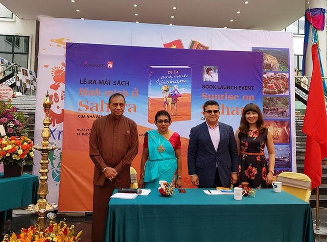 
Nữ nhà văn Di Li chụp ảnh lưu niệm cùng ông Karu Jayasuria - Chủ tịch Quốc hội Sri Lanka, bà Hasanthi Urugodawatte Dissanayake, đại sứ Đặc mệnh toàn quyền Sri Lanka và ông Saadi Salama, đại sứ Đặc mệnh toàn quyền Palestine tại Việt Nam.
