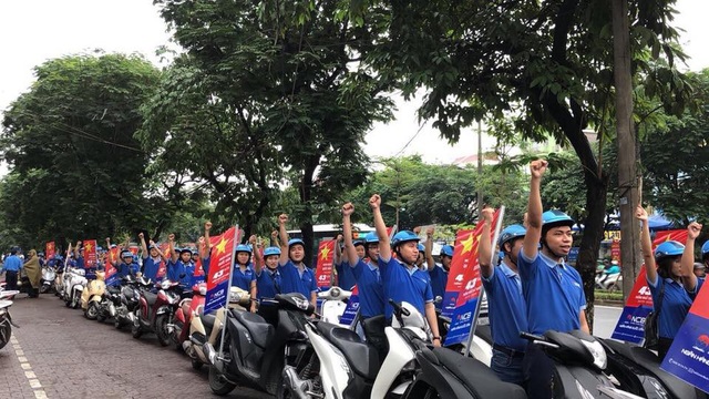 Ngân hàng Quốc Dân "nhuộm xanh" đường phố, chào mừng ngày lễ thống nhất đất nước - 4 Hình ảnh màu áo xanh thân thương của NCB xuất hiện rực rỡ trên khắp mọi miền Tổ quốc, khiến người dân, khách hàng vô cùng ấn tượng.