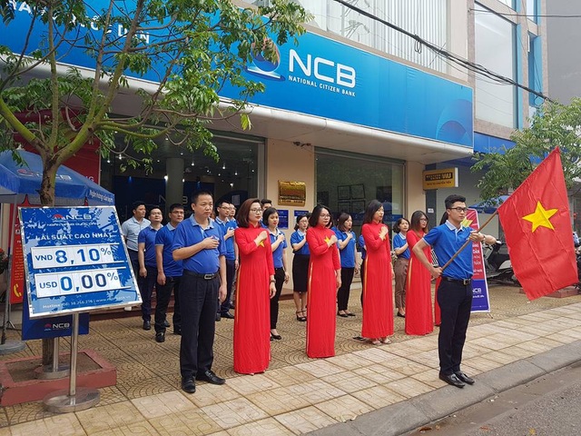 Hoạt động chào cờ đã diễn ra trong không khí rất trang nghiêm tại Hội sở và tất cả các chi nhánh của NCB trên toàn quốc.