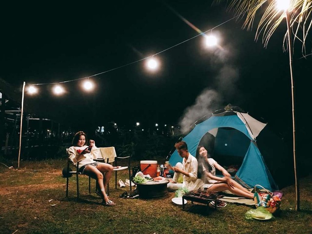 Nghỉ lễ 30/4-1/5, nhiều lựa chọn cho cư dân Sài thành - 7 Sẽ là lựa chọn lý tưởng khi cùng người thân tạm xa lánh những ồn ã, vội vã ngày thường để cùng ngồi lại hàn huyên, chia sẻ tâm tình khi dựng lều cắm trại, thưởng thức tiệc