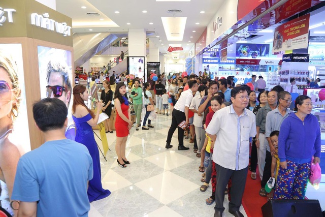 Khai trương 3 Vincom tại Thanh Hóa, Lâm Đồng và Long An - 5
Hàng trăm khách hàng đang xếp hàng dài chờ đến lượt mua hàng với giá đặc biệt ưu đãi