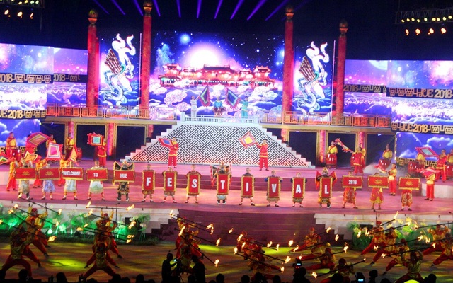 Pháo hoa rực rỡ trong đêm khai mạc Festival Huế 2018 - 10 Dòng chữ Welcome to Hue Festival 2018 (dịch Chào mừng đến với Festival Huế 2018)