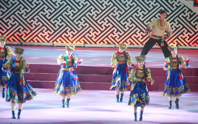 Pháo hoa rực rỡ trong đêm khai mạc Festival Huế 2018 - 18 Đoàn Họa tiết Siberia - Nga