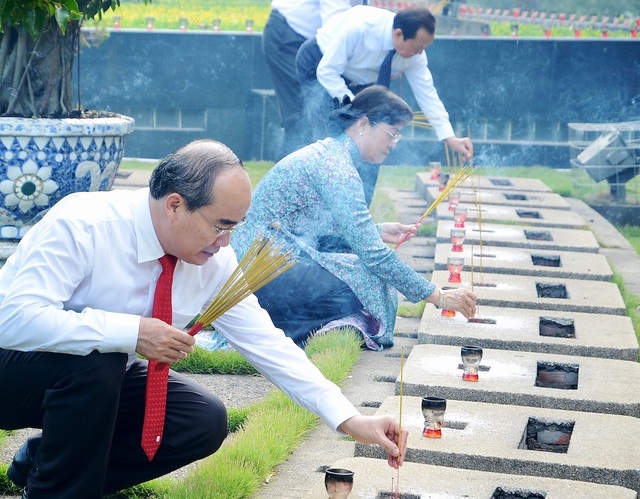 Lãnh đạo TPHCM dâng hoa tưởng niệm anh hùng liệt sỹ - 3 Thắp nén hương tưởng nhớ các anh hùng liệt sĩ đã hy sinh vì độc lập dân tộc và thống nhất đất nước