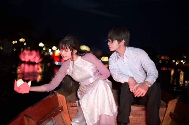 Cô dâu chú rể Sài Gòn "hóa" công chúa hoàng tử trong ngày cưới - 10 Ảnh cưới áo dài được Vân và Hùng chụp tại Hội An