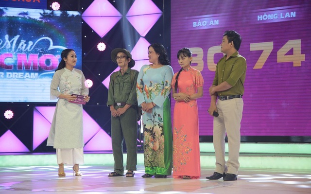Trấn Thành “nổi da gà” trước giọng ca cải lương có tấm lòng nhân nghĩa - 7 Trấn Thành bắn tim gửi đến các thí sinh tham gia chương trình.