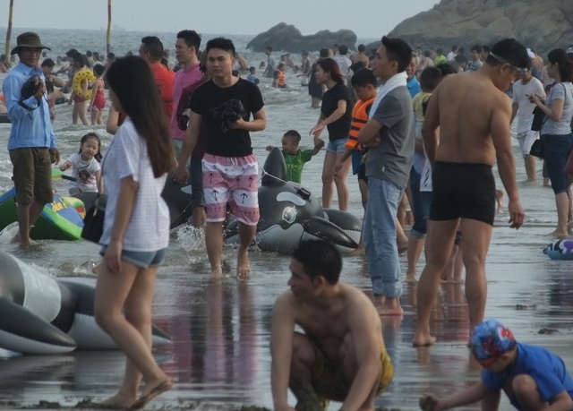 Biển người chen chúc trên các bãi tắm ở Sầm Sơn trong ngày đầu nghỉ lễ - 2 Du khách từ khắp nơi về nghỉ lễ, tắm biển