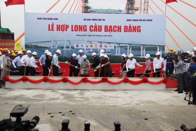 Hợp long, thông xe kỹ thuật cầu Bạch Đằng hơn 7.000 tỉ đồng - 2 Các đại biểu trung ương và địa phương tại lễ hợp long cầu