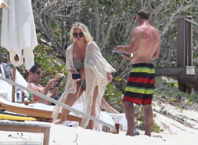 Jessica Simpson khoe dáng nảy nở - 7
Ngôi sao 38 tuổi dồn sức cho việc kinh doanh thời trang
