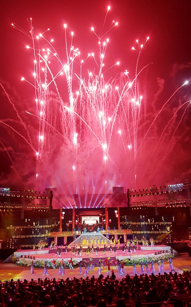 Pháo hoa rực rỡ trong đêm khai mạc Festival Huế 2018 - 5 Pháo hoa nghệ thuật làm bùng sáng Kỳ Đài
