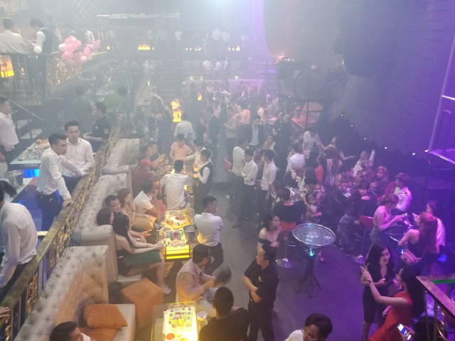 100 cảnh sát bao vây quán bar ở trung tâm Sài Gòn - 2 Bên trong quán bar 030X8 thời điểm công an kiểm tra