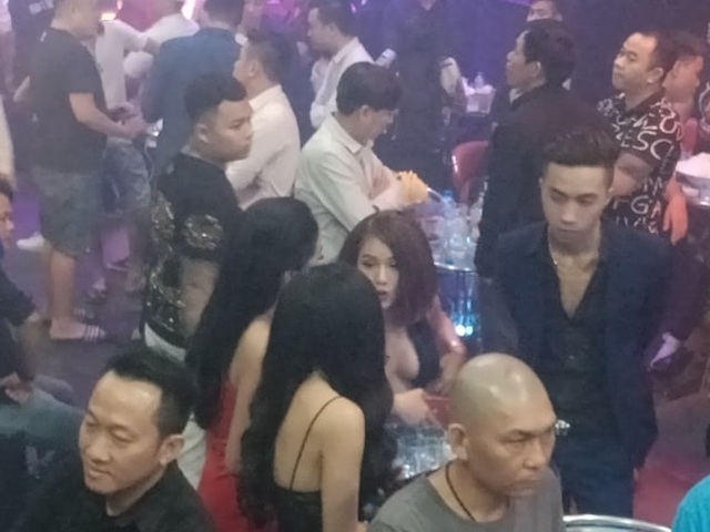 100 cảnh sát bao vây quán bar ở trung tâm Sài Gòn - 1 100 cảnh sát bao vây quán bar ở trung tâm Sài Gòn - 1