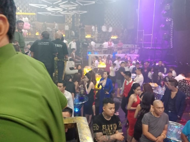 100 cảnh sát bao vây quán bar ở trung tâm Sài Gòn - 4 100 cảnh sát bao vây quán bar ở trung tâm Sài Gòn - 4