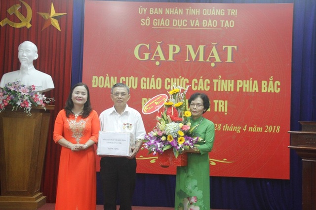 Cuộc gặp mặt xúc động của những cựu giáo viên đi B tại Quảng Trị - 3 Ngành giáo dục Quảng Trị tặng hoa chúc mừng các cựu giáo viên